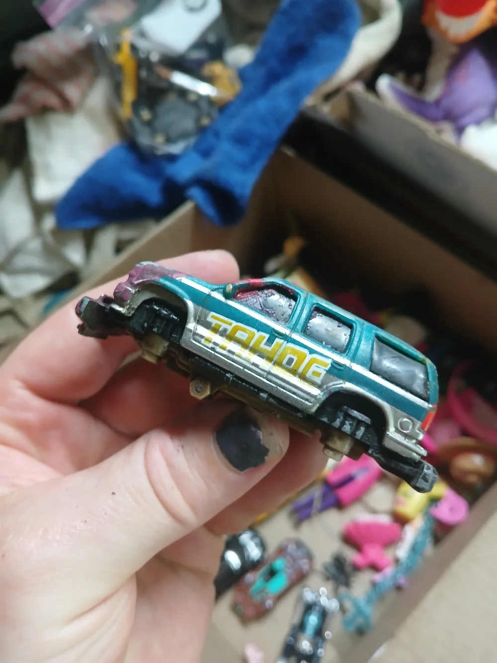 1997 Chevy Tahoe die-cast model, Matchbox in a 1:64 Missing Tires Painted